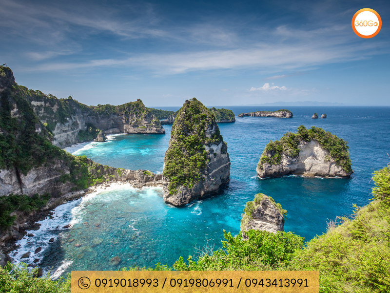 Vách đá dựng đứng hiên ngang bên bờ biển xanh thẳm - Du lịch 360Go